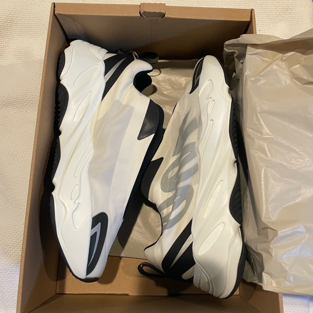 Adidas Yeezy 700 MVN Laceless Analog (9.5)